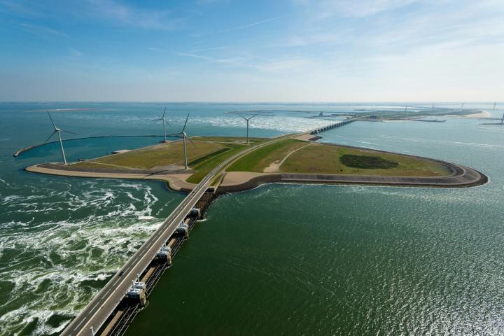 De indrukwekkende Oosterscheldekering in Zeeland